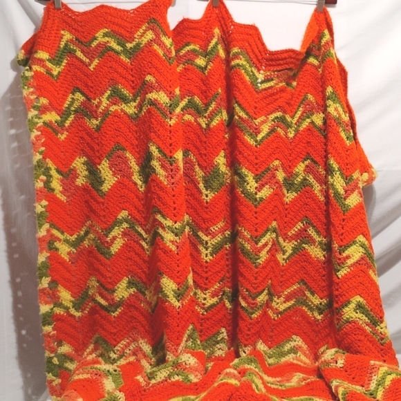 Retro 70's Zig Zig Crocheted Hand Made Vintage Blanket - Picture 1 of 7